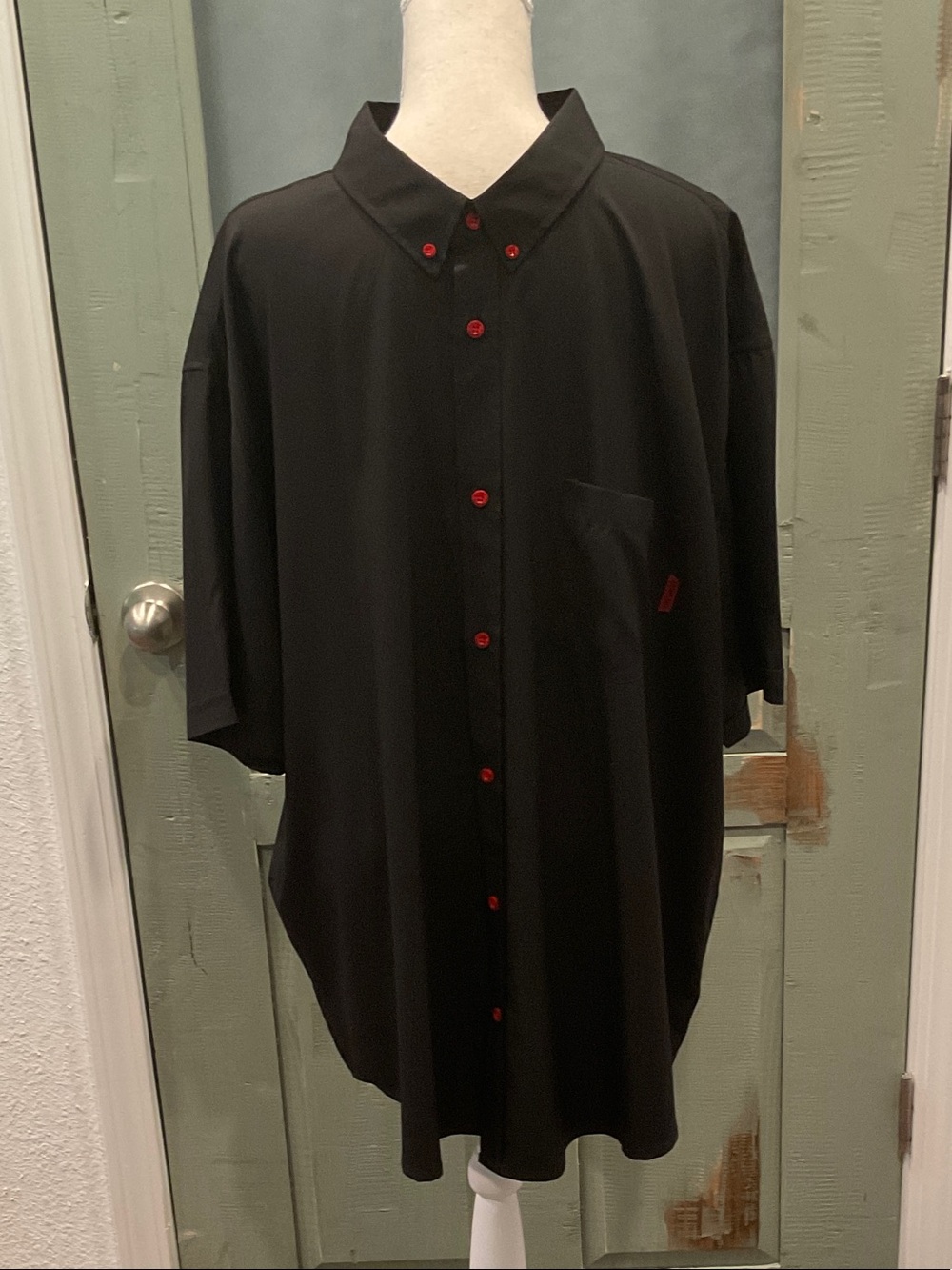 The Drive Clothing Men's Black Short-Sleeve Shirt with Red Contrast Buttons